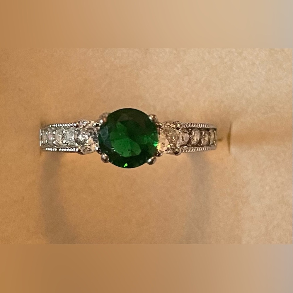 Elegant Green and Silver Women's Ring